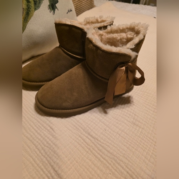 EUC Cozy Tan Ankle Boots with Bow Bear Paw - Picture 1 of 6